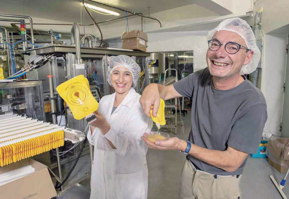 Portrait de Sofia et Jean-Yves posant avec les nouvelles compotes